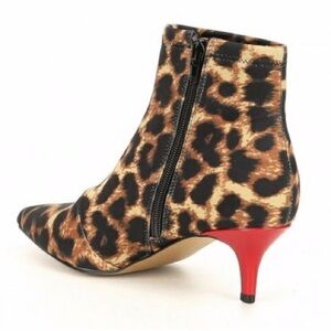 NEW Betsey Johnson leopard print sock booties with contrast heel 6